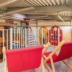6 Person In Apartman