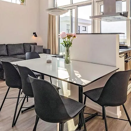 6 Person In Apartment *